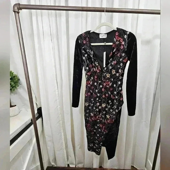 Club London Womens Size 4 Black Velvet and Stitched Floral Design Dress NWT - Picture 1 of 12